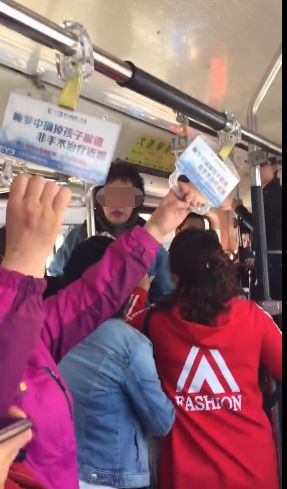 大连一公交车上因占座发生争吵 大妈居高临下